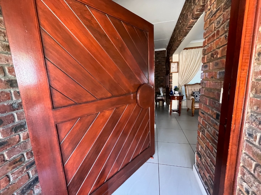 4 Bedroom Property for Sale in Hartenbos Heuwels Western Cape